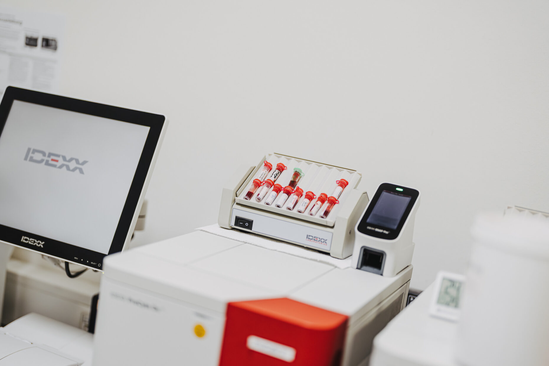 Laborgeräte und ein Monitor von IDEXX mit mehreren Blutproben in der Tierklinik Posthausen.