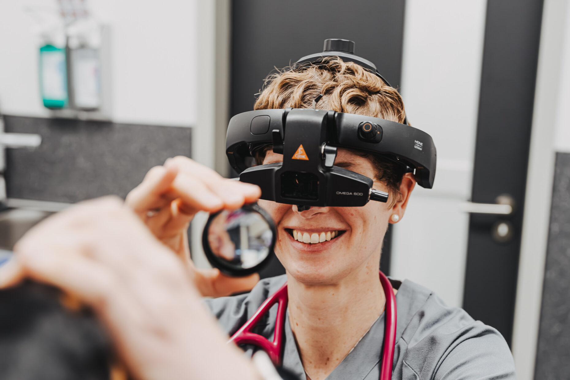 Eine Mitarbeiterin der Tierklinik Posthausen nutzt ein Ophthalmoskop zur Augenuntersuchung.