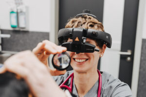 Eine Mitarbeiterin der Tierklinik Posthausen nutzt ein Ophthalmoskop zur Augenuntersuchung.